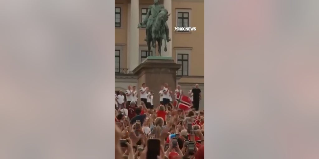 Norway World Cup team welcomed home with MASSIVE Viking Row parade