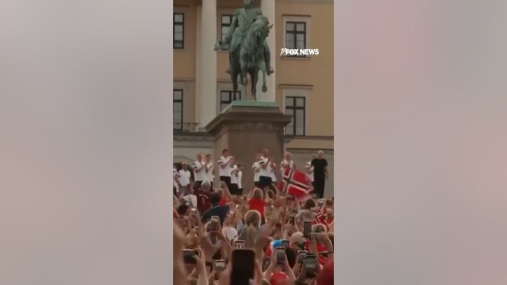 La selección noruega del Mundial fue recibida en casa con un desfile GIGANTESCO de la «Viking Row»