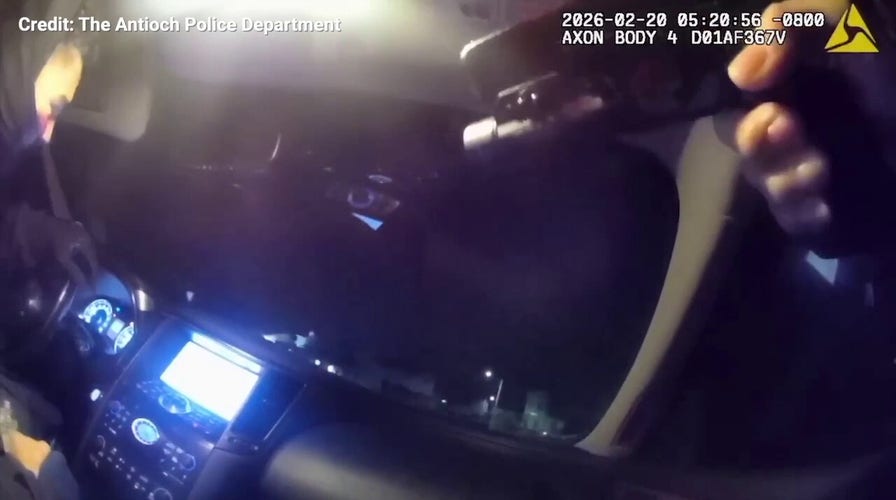 MIRA: Un sospechoso armado arrastra a un agente de policía dentro de un coche a toda velocidad, convirtiendo la detención en una pesadilla sobre ruedas