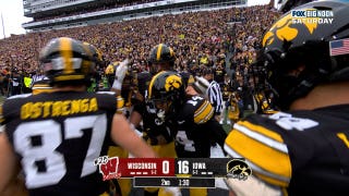 Tony Díaz lleva un «jet sweep» hasta la zona de anotación para ampliar la ventaja de los « Iowa» sobre Wisconsin