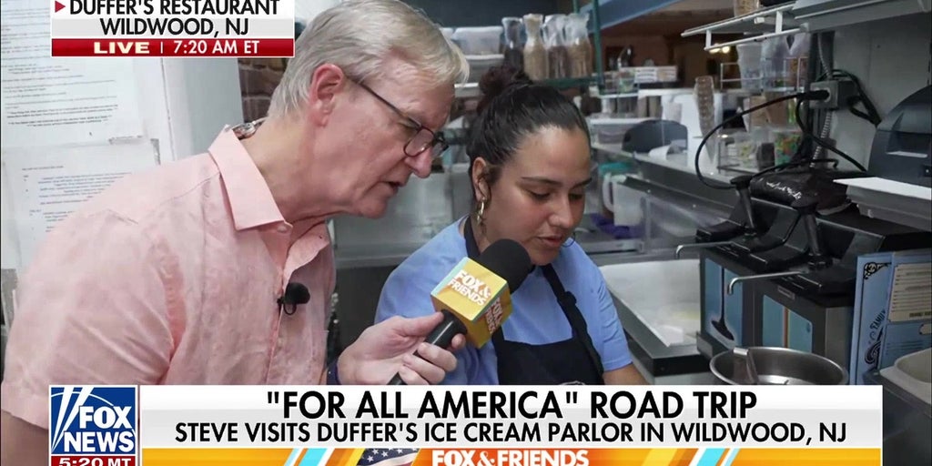 Steve Doocy makes massive Biscoff waffle sundae at Duffer's Restaurant