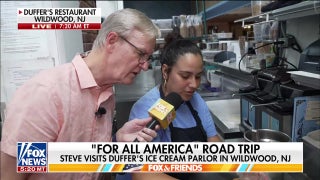 Steve Doocy prepara un enorme helado con gofres Biscoff en el restaurante Duffer's