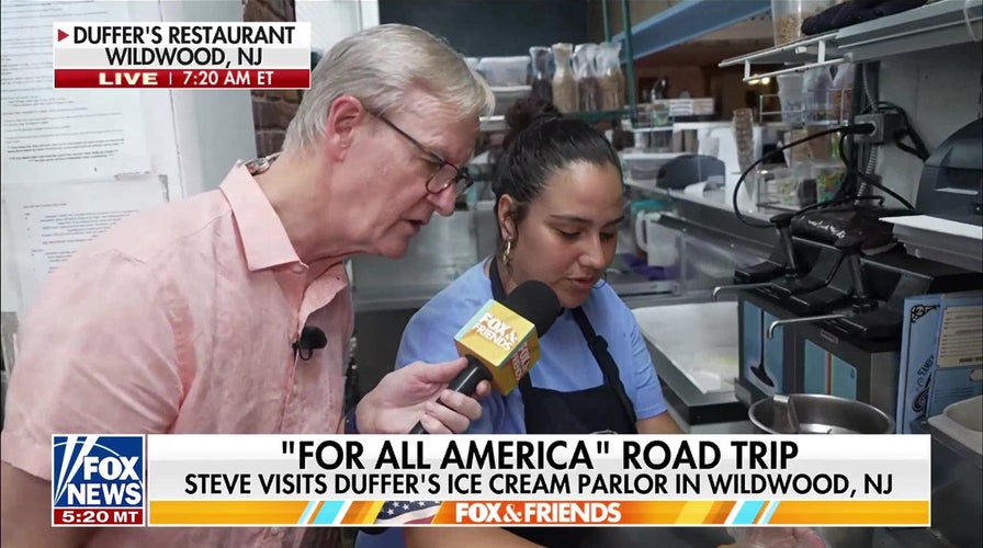 Steve Doocy makes massive Biscoff waffle sundae at Duffer's Restaurant