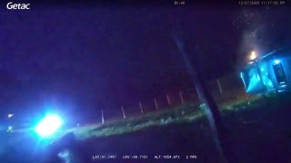 Agentes heroicos acuden rápidamente para salvar a un conductor atrapado en un coche en llamas en un dramático rescate.