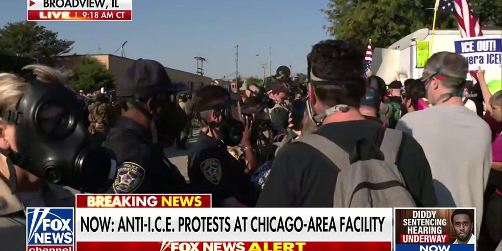 'Massive' protest forms at Chicago-area ICE facility