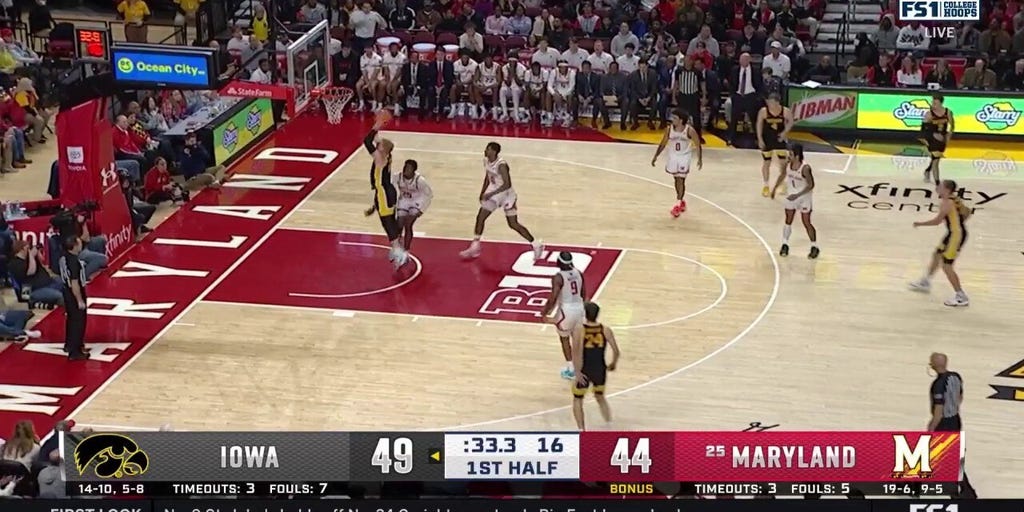 Iowa's Even Brauns throws down dunk to extend lead against Maryland