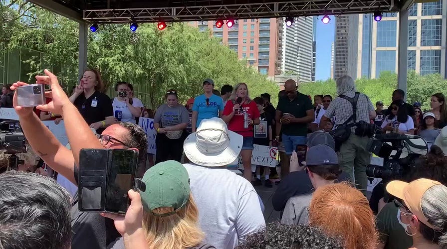 Beto O’Rourke, gun-control advocates protest outside of NRA convention: ‘Shame on you’