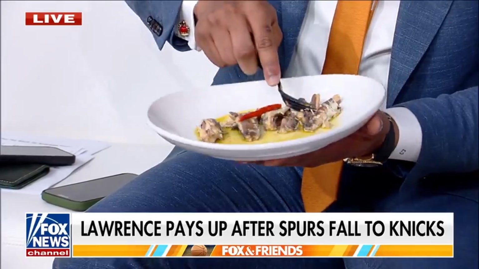 Lawrence Jones eats sardines after Spurs lose NBA Finals bet