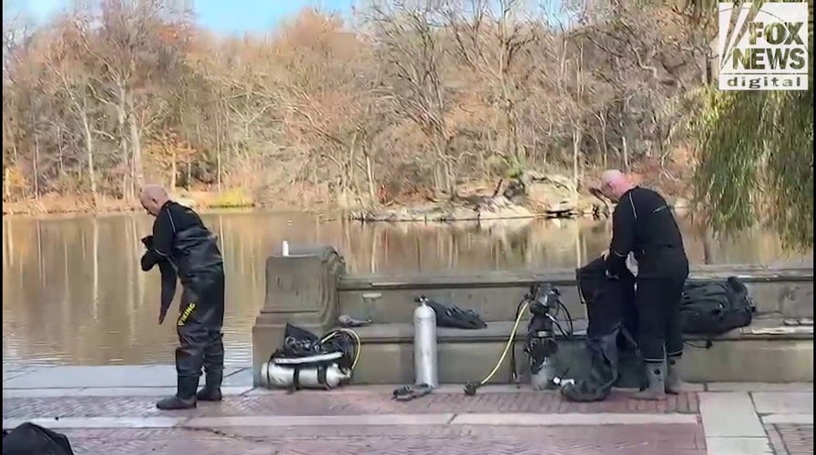 El equipo SCUBA de la NYPD se prepara para buscar en el lago de Central Park