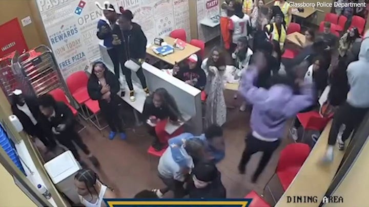 Una caótica pelea nocturna en Domino's termina con un agente golpeado por una silla voladora.