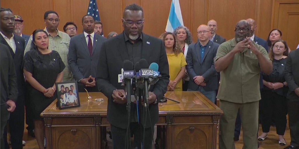 Chicago mayor signs executive order to prevent police collaboration with federal agents