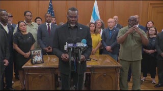 Chicago mayor signs executive order to prevent police collaboration with federal agents