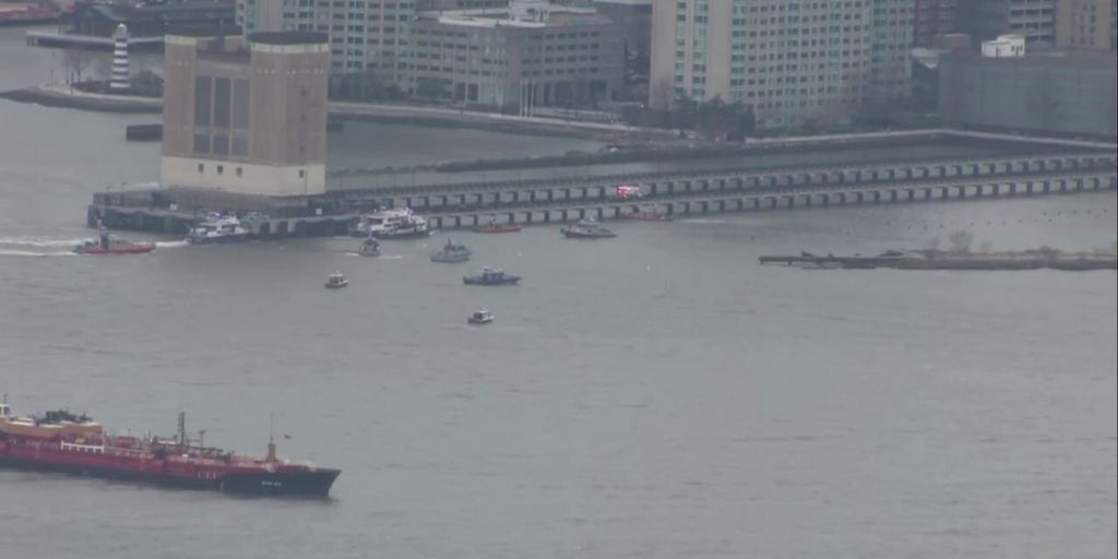 Helicopter crashes in the Hudson River
