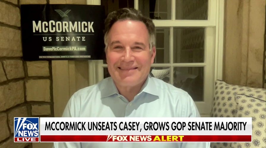 El senador electo Dave McCormick habla tras cambiar a rojo su escaño demócrata en Pensilvania