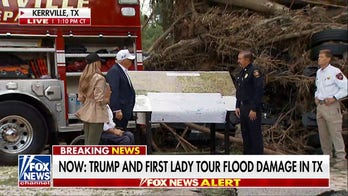  Trump, first lady tour flood damage in Texas