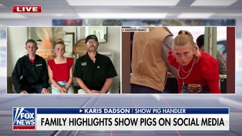  Show pig handler goes viral on TikTok for ‘stare’