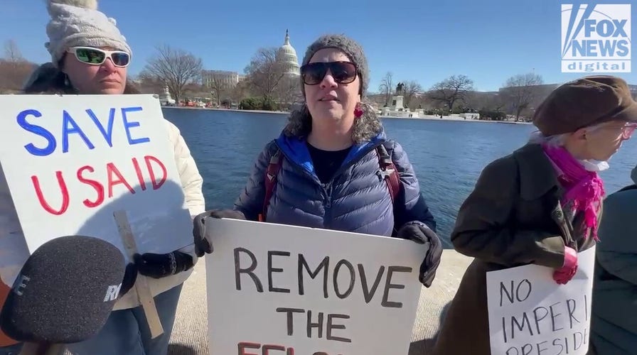 Más de mil personas se reunieron en Washington, D.C. para la protesta "No a los Reyes el Día del Presidente