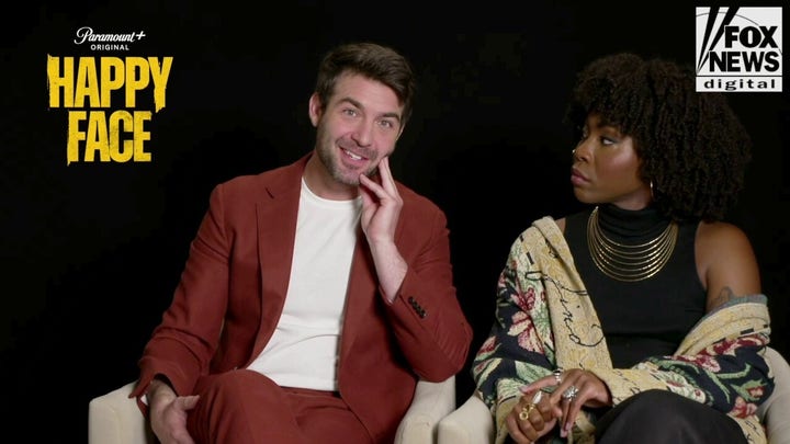 James Wolk y Tamera Tomakili, estrellas de "Happy Face", hablan de trabajar con Dennis Quaid en una serie de asesinos en serie