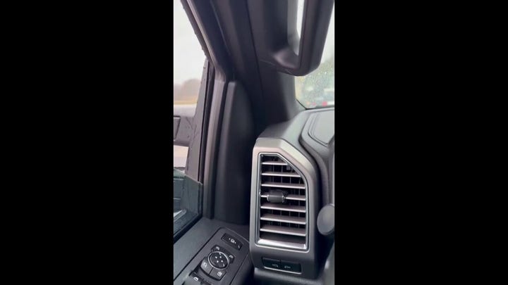 El humo se eleva desde el lugar del accidente Carolina del Norte mientras el personal de emergencia se apresura a llegar al lugar.