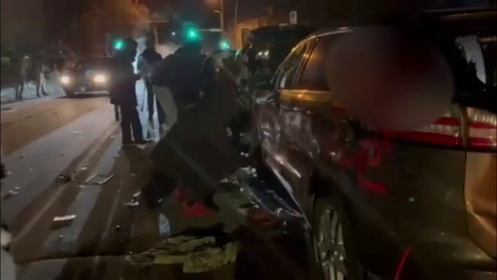 ApareceICE garabateada en un vehículo que se cree que utilizaron agentes federales durante los disturbios de Minneapolis
