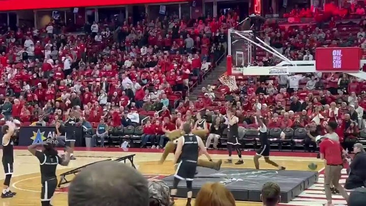 Milwaukee Bucks mascot breaks rim at halftime of Wisconsin game