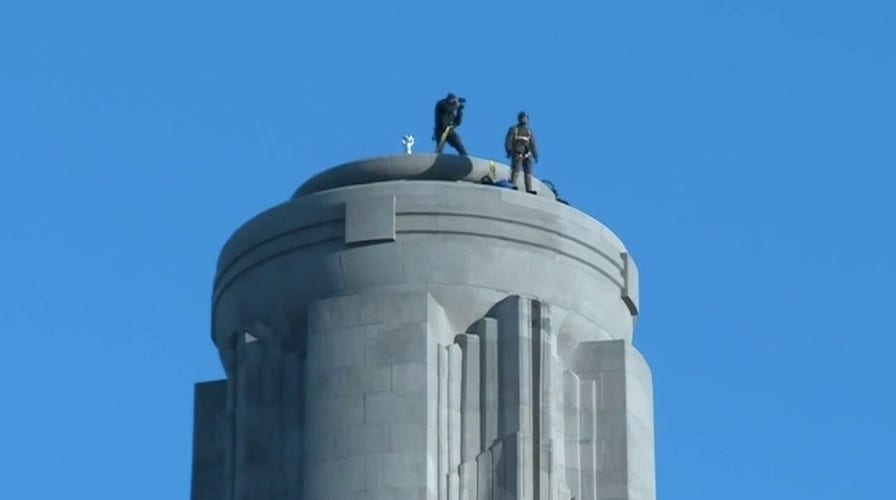 Veterans base jump off Liberty Monument to honor service members