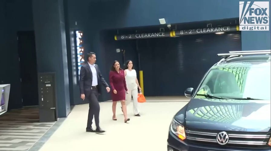 AOC and Mamdani depart DC breakfast as Democratic leaders withhold endorsements 