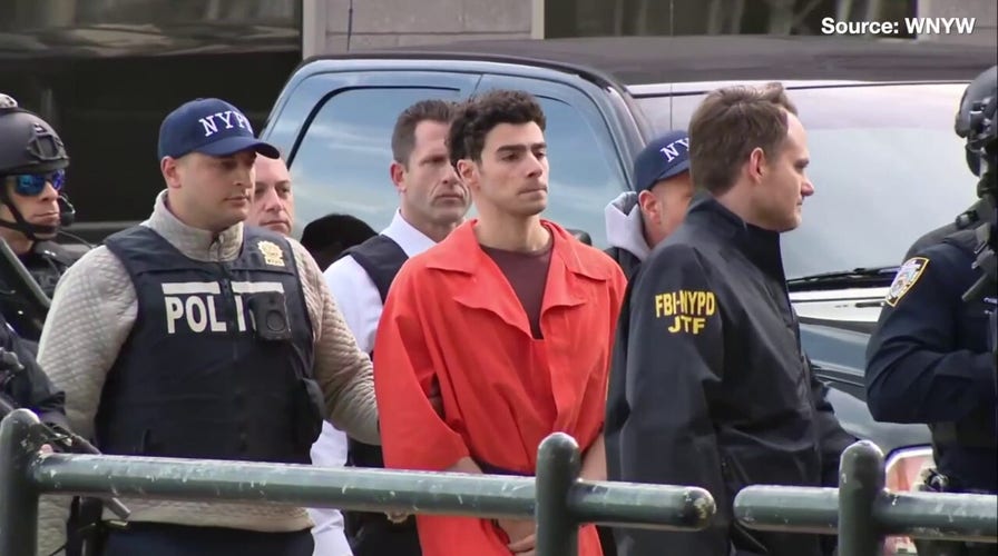 Luigi Mangione arrives in New York City to face federal murder charges