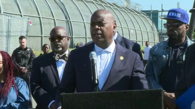 Newark mayor disagrees with New Jersey State Police tactics used at Delaney Hall