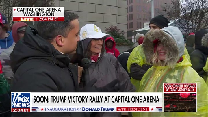 Miles de personas desafían las condiciones meteorológicas para celebrar la toma de posesión de Trump