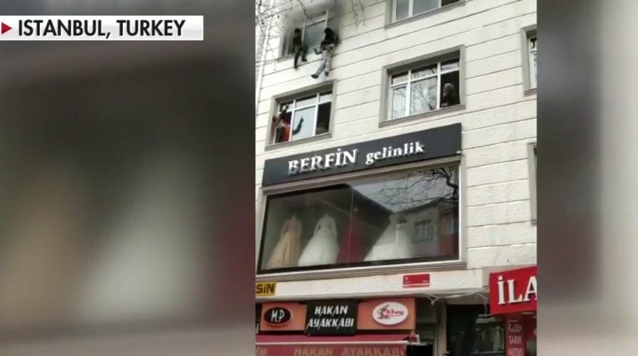 Mother in Istanbul saves her children from apartment fire