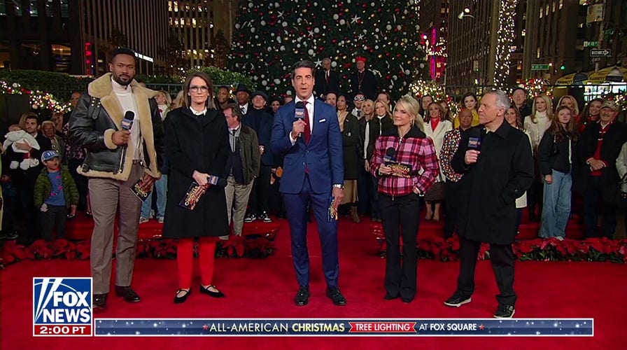 ‘The Five’ and immoderate   peculiar   guests stock  however  they're getting into the Christmas spirit