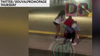 Florida cop attacked by crowd in Jacksonville