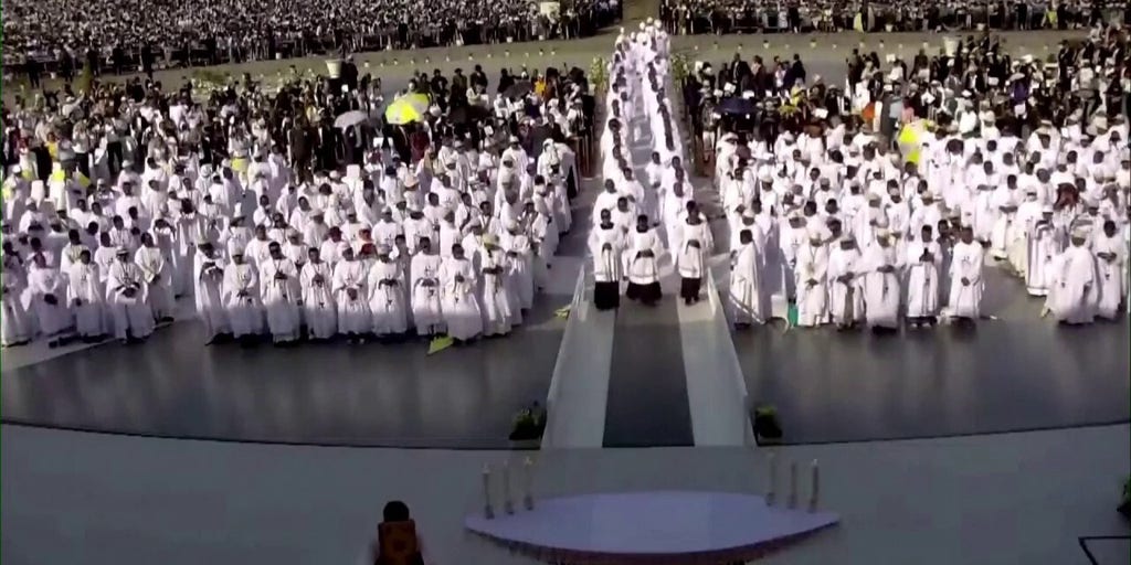 Hundreds of thousands attend Pope Francis mass in Timor