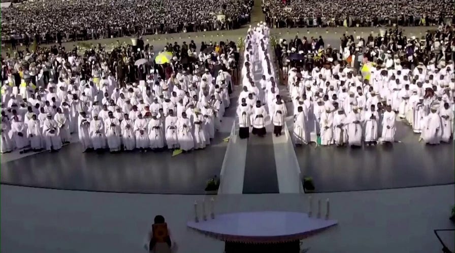 Hundreds of thousands attend Pope Francis mass in Timor