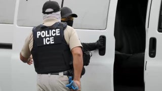 ¡Activistas doxearon a los agentes de ICE! - Fox News