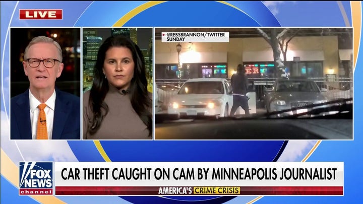 Journalist captures video of armed criminals breaking into car