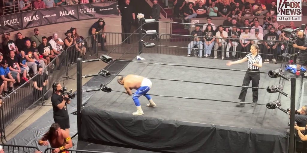 65-year-old Blue Panther hits crossbody splash on 54-year-old Último Guerrero