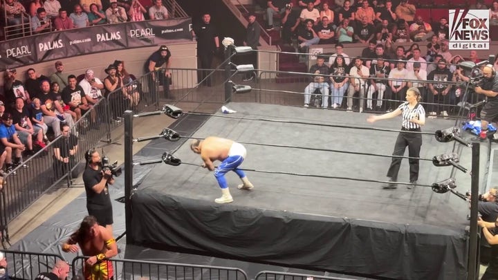 65-year-old Blue Panther hits crossbody splash on 54-year-old Último Guerrero