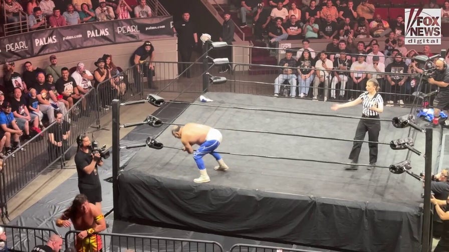 65-year-old Blue Panther hits crossbody splash on 54-year-old Último Guerrero