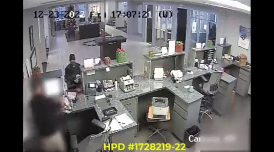 Woman with body odor, dressed in high heels goes on Houston robbery spree