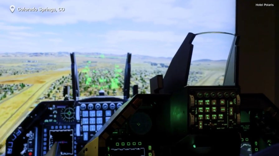 Siéntate en el asiento del piloto gracias al primer simulador de vuelo del hotel de la Academia de las Fuerzas Aéreas de EE.UU.