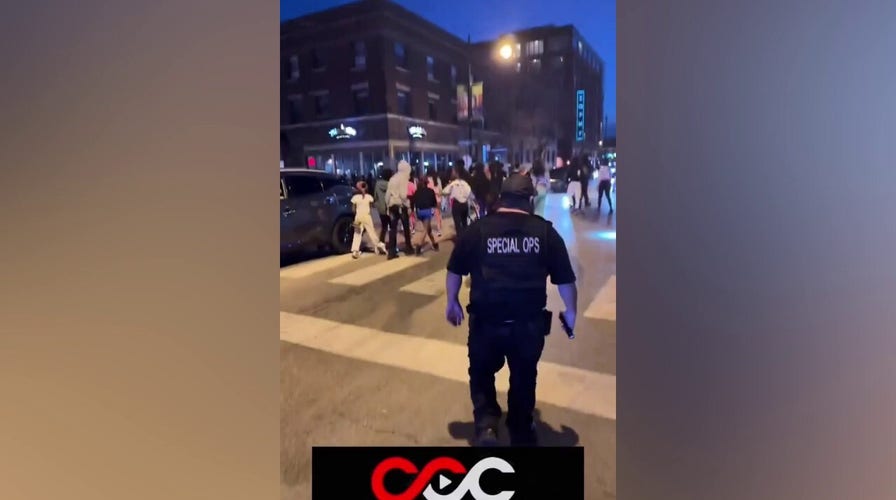 Mob of teens in Chicago cause street chaos