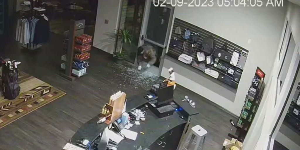 Texas burglars wanted after crawling into golf club store, stealing