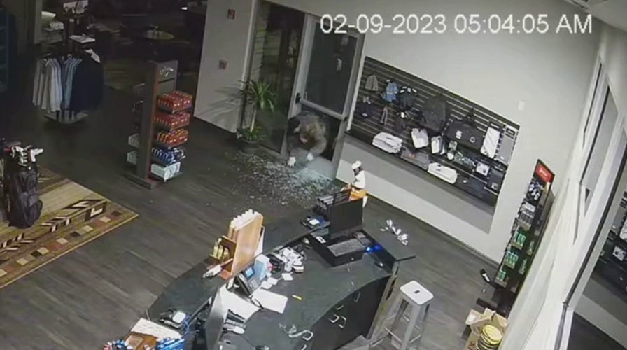 Texas burglars wanted after crawling into golf club store, stealing cash registers
