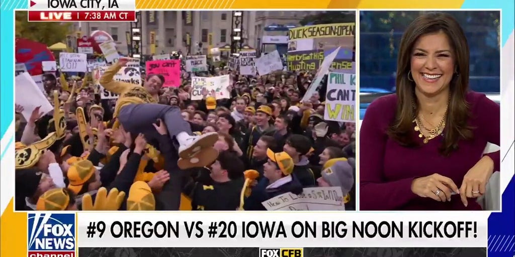 Adam Klotz crowd surfs ahead of Oregon-Iowa showdown