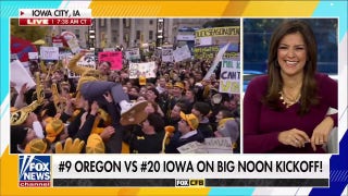 Adam Klotz crowd surfs ahead of Oregon-Iowa showdown