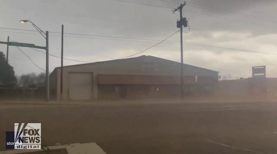 Storm chaser in Parker County, Texas, catches large storm on camera