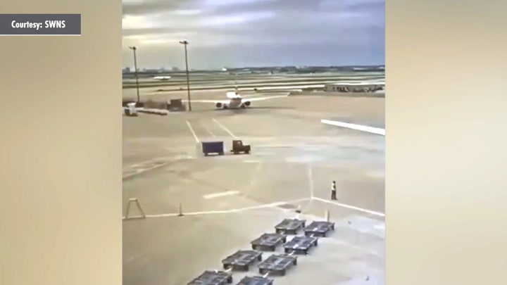 Texas plane crashes into lamp post