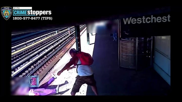 NYC 용의자는 대낮에 카메라에 잡힌 공격으로 여성을 지하철 선로에 던지는 것을 목격했습니다.